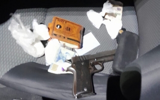 Operativo en Santa Lucía: cuatro detenidos con armas, droga y $1.5 millones