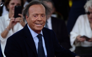 Abusos y control: las graves acusaciones de dos mujeres contra Julio Iglesias