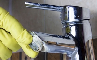 Verano sin sorpresas: cómo proteger piscinas, duchas y cañerías del sarro