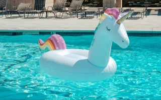 Condenan a una madre por chatear y no darse cuenta que su hija moría ahogada