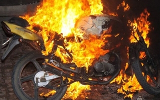 Un hombre admitió que "discutió con su compadre" y le prendió fuego la moto