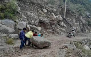 Sierras de Chávez reclama una máquina para reparar el camino