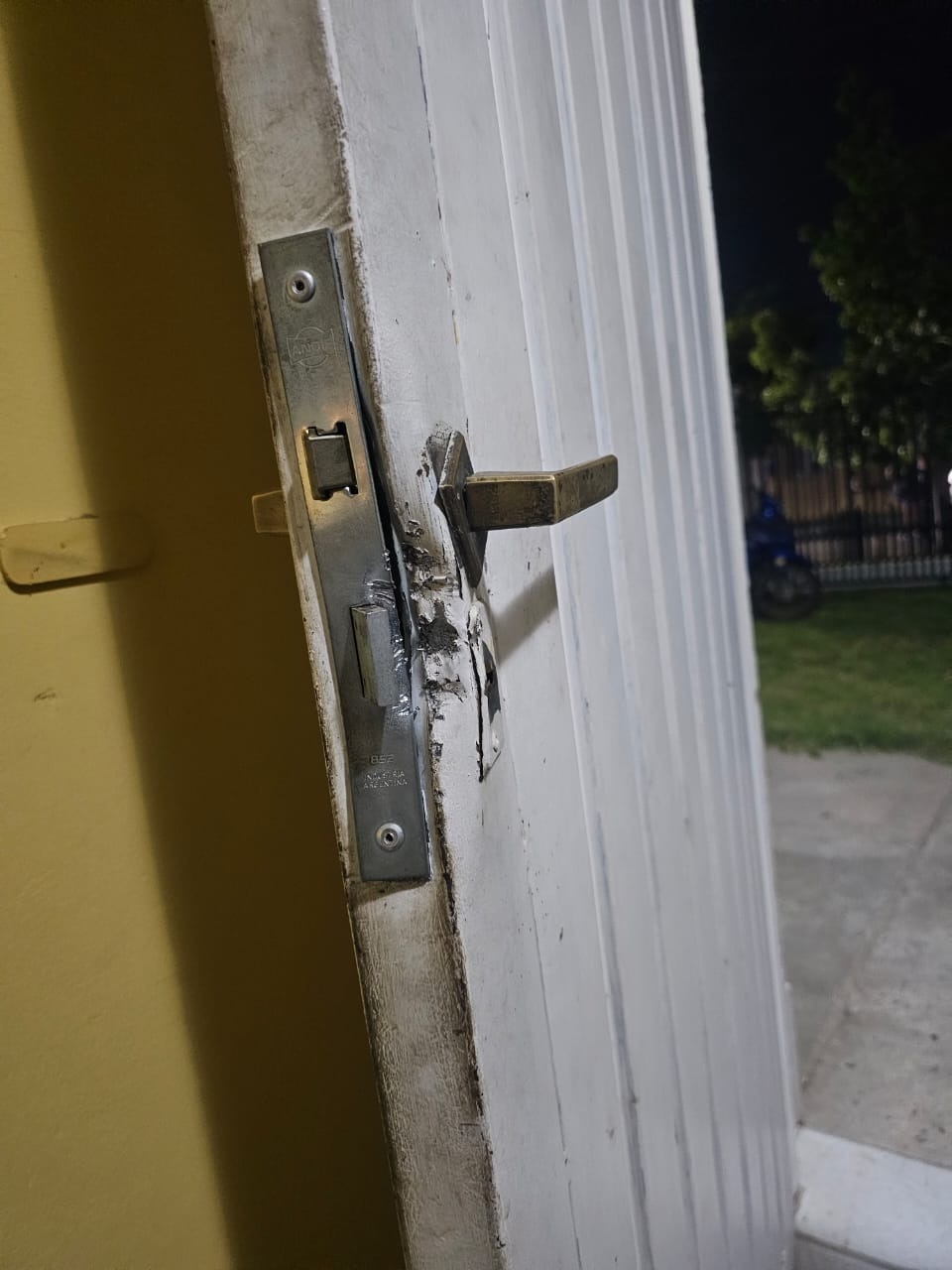 Los ladrones habrían usado una barreta para romper la cerradura de la puerta.