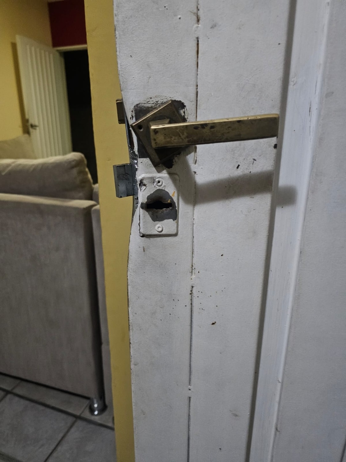 La puerta principal de ingreso a la casa fue violentada en la cerradura.