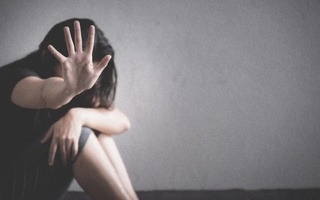 Tiene 21 años y fue detenido por darle múltiples golpizas a su novia menor de edad