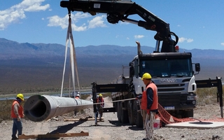 Llegaron los postes para la nueva línea eléctrica que fortalecerá el sistema en San Juan