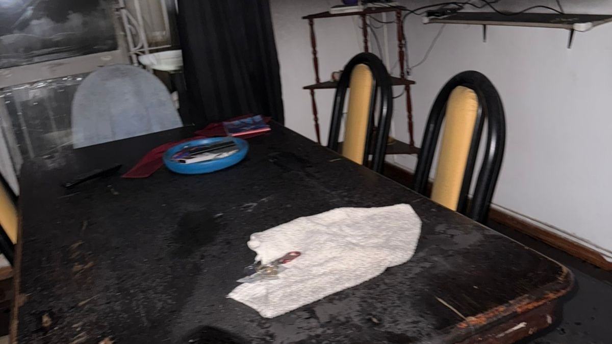 Las llamas destruyeron por completo el dormitorio y causaron daños parciales en el comedor.