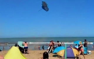 Torbellino de arena sorprendió a turistas en Valeria del Mar causando pánico