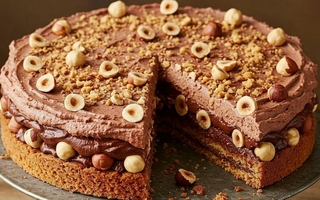 Torta de chocolate y avellanas: receta fácil con base de galletas