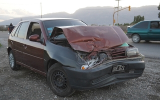 Choque en Ruta 40 y calle 12: dos autos involucrados 