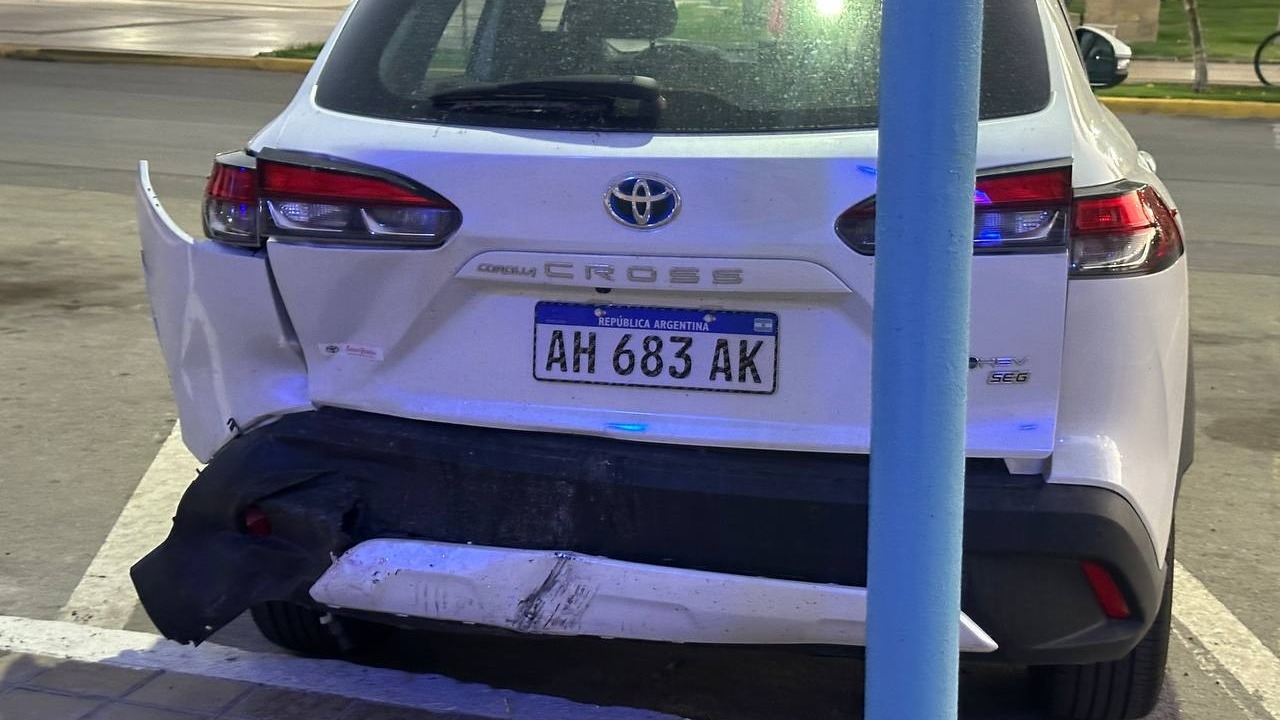 El Toyota Corolla Cross que fue impactado en la parte trasera fue trasladado a Comisaría 7° para las medidas legales correspondientes.