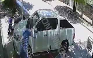 Por no poder dormir la siesta, un hombre rompió el auto de su vecino que escuchaba a Arjona