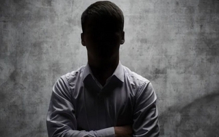 Sacudón en los medios: histórico periodista se va tras 42 años de carrera mediática