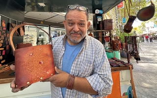 De un infarto y un robo al oficio: la historia de Chiro, un artesano de cuero de San Juan