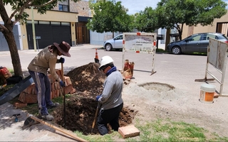 Capital apuesta a pozos blancos para drenar calles sin acequias