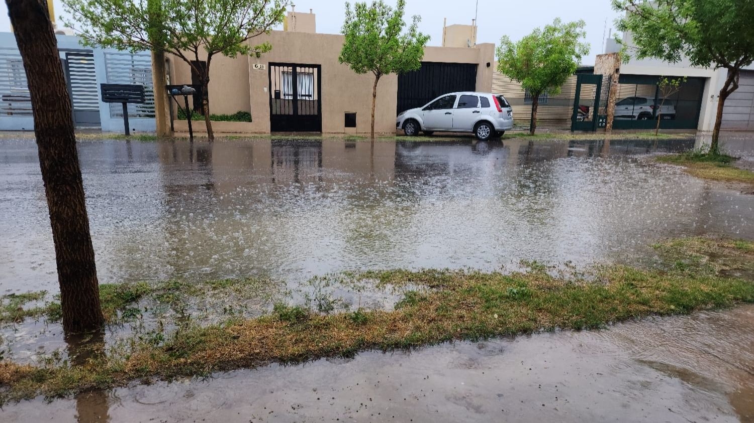 Sin acequias, el agua de lluvia no drena y se acumula por días annegando las calles de Capital. 