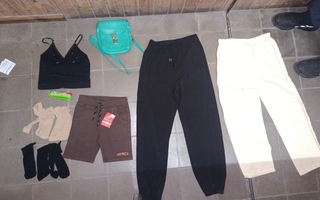 Una mujer fue detenida tras robar ropa en un supermercado Átomo