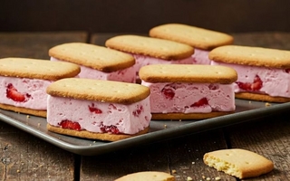 Alfajores helados de frutilla: 4 ingredientes y listos en 15 minutos