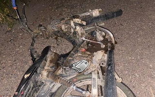 Dos menores de edad chocaron su moto contra un caballo y fueron hospitalizados