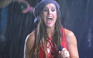 Entre lágrimas, Soledad Pastorutti pidió perdón tras suspender su show en Jesús María