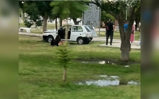 Choque en Santa Lucía: un auto terminó dentro de una plaza