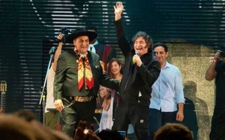 El presidente Milei cantó con el Chaqueño Palavecino en Jesús María