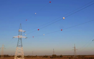 Bolas rojas en los cables alta tensión: los guardianes silenciosos del cielo