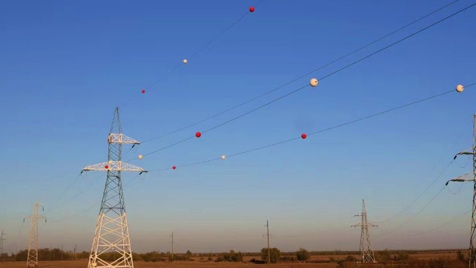 Bolas rojas en los cables alta tensión: los guardianes silenciosos del cielo