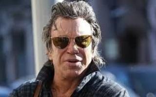 La caída final de Mickey Rourke: desalojado y marcado por la violencia