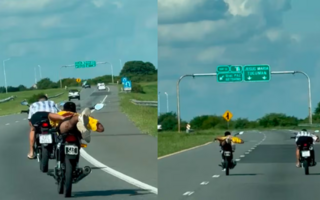 Motociclistas imprudentes circulaban acostados sobre la moto y sin casco