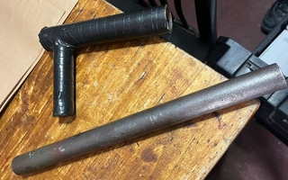 Investigan a menores tras dos allanamientos y secuestro de un arma tumbera