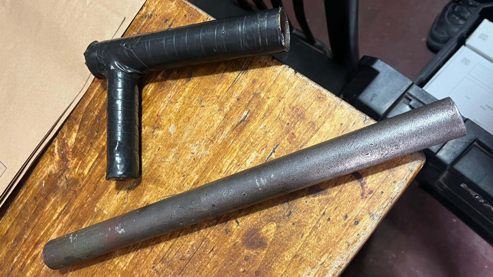 Investigan a menores tras dos allanamientos y secuestro de un arma tumbera