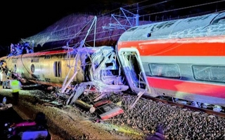 Al menos 39 muertos en una catastrófica colisión de trenes en España