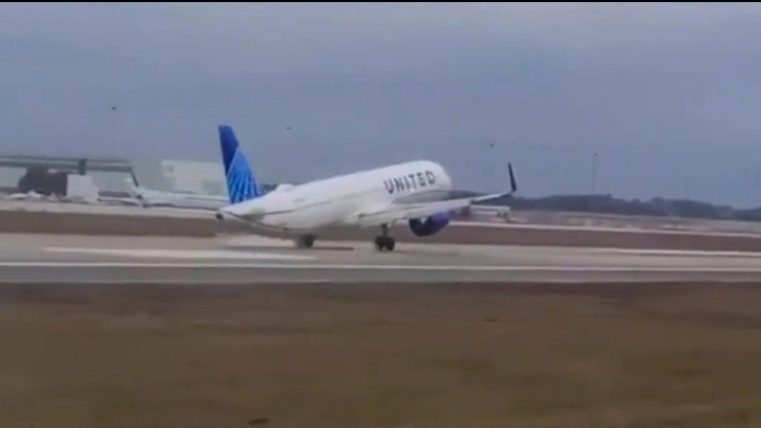 Avión evita por poco un desastre al desprenderse su rueda delantera en Estados Unidos