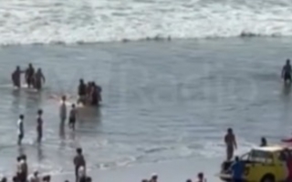 Dos argentinos fueron rescatados tras ser arrastrados por el mar en La Serena