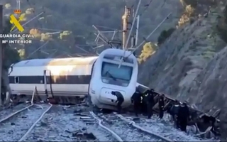 Identifican víctimas del accidente de trenes en España que dejó 40 muertos