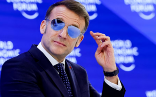 El gesto de Macron en Davos: por qué usó lentes oscuros durante su discurso