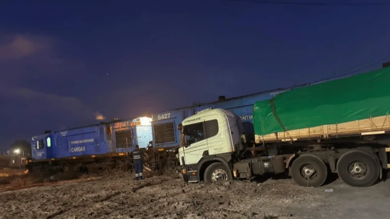 Un tren de carga y un camión colisionaron en un cruce de 25 de Mayo