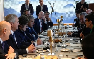 Milei se reunió con CEOs globales en Davos y expone su plan económico