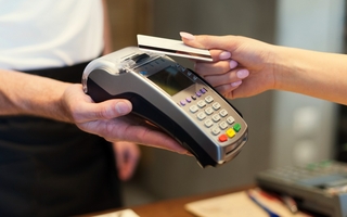 Qué es y cómo evitar el “golpe da maquininha” en Brasil