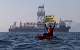 Estados Unidos impulsa la minería en aguas profundas con permisos exprés