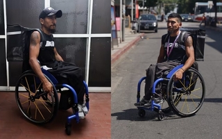 No consigue empleo y trabaja como repartidor en silla de ruedas