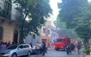  Fuerte incendio en Monserrat: evacuaron a 70 personas