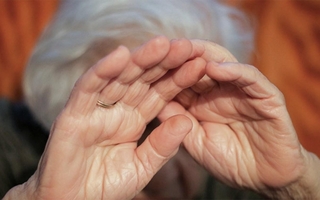 Un delincuente encapuchado le robó y golpeó brutalmente a una jubilada de 74 años