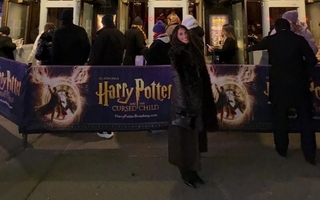 Antonela Roccuzzo deslumbró en Nueva York con un tapado chocolate