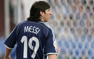 Adidas celebra 20 años del debut de Messi con una colección retro