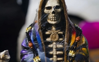 Tras pegarle a un policía, condenaron a "San La Muerte": cuánto le dieron