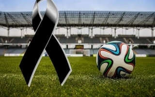 Murió un futbolista de 27 años tras desplomarse en pleno partido