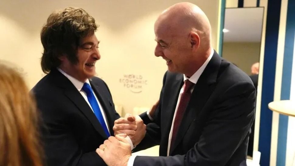 Milei sonríe con Infantino en Davos en plena avanzada contra la AFA