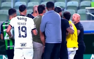 Escándalo en Brasil: Sampaoli casi se va a las manos con un DT rival